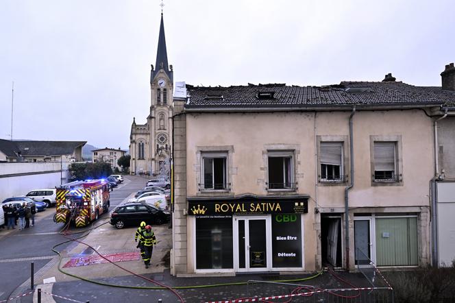La maison incendiée à Neuves-Maisons (Meurthe-et-Moselle) où cinq personnes sont mortes et une a été blessée, le 30&nbsp;novembre&nbsp;2025. 