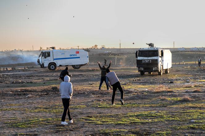 Les forces de sécurité turques dispersent des manifestants à l’aide de canons à eau lors d’une manifestation contre l’offensive des forces gouvernementales syriennes contre les forces kurdes, près du poste frontière de Nusaybin à Mardin, à la frontière turco-syrienne, en Turquie, le 20 janvier 2026.
