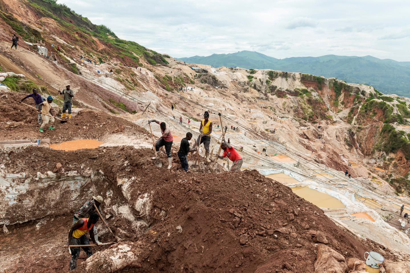 En RDC, les images de la mine de Rubaya après un glissement de terrain meurtrier