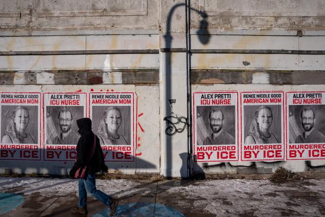 Des affiches rendant hommage à Renee Nicole Good et Alex Pretti, tués par des agents fédéraux de l’immigration, à Minneapolis (Minnesota), le 29 janvier 2026.