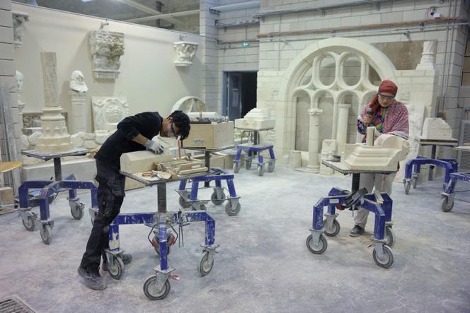 Des apprentis tailleurs de pierre, dans un atelier du lycée professionnel Hector-Guimard, à Paris, le 17&nbsp;janvier&nbsp;2025.