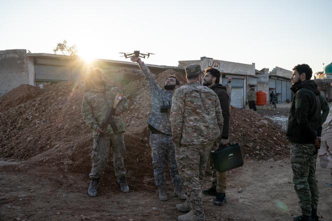 Des soldats de l'armée syrienne récupèrent un drone utilisé pour observer les positions des Forces démocratiques syriennes (FDS) sur la ligne de front dans le village d'Al-Malkieh, en Syrie, le 16 janvier 2026.
Philémon Barbier / Hors Format pour « Le Monde »