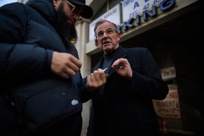 Thierry Mariani, député européen du Rassemblement national (RN) et candidat à&nbsp;la Mairie de Paris, devant le marché couvert des Batignolles, dans le&nbsp;17ᵉ&nbsp;arrondissement de Paris, le 11&nbsp;janvier 2026.