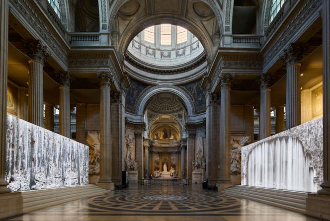 Vue de l’exposition « Ombre est lumière. Mémoires des lieux » de Nicolas Daubanes, au Panthéon, à Paris, en novembre 2025.