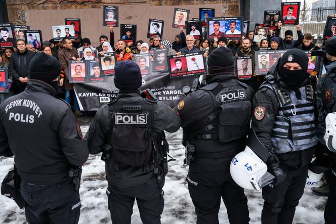Des familles et des proches brandissent des portraits de personnes disparues, lors d’une manifestation,  à Diyarbakir (Turquie), le 24&nbsp;janvier 2026.