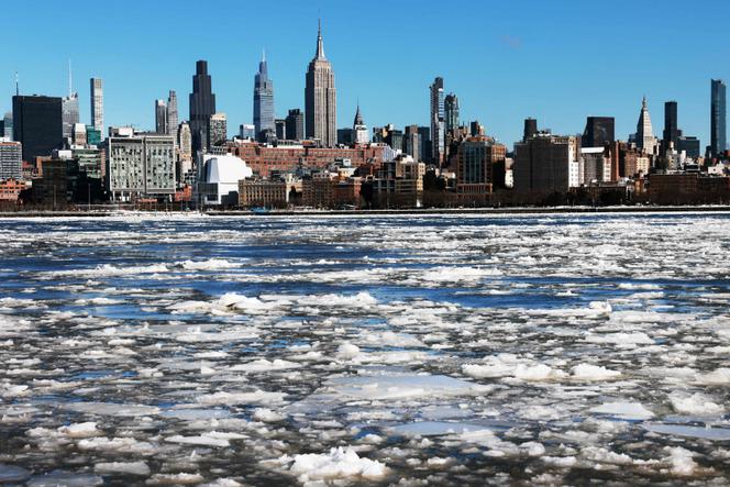 Des blocs de glace recouvrent une partie de l’Hudson River le long du littoral de Manhattan alors que New York connaît des températures glaciales après une tempête hivernale le week-end dernier, vendredi 30 janvier 2026.
