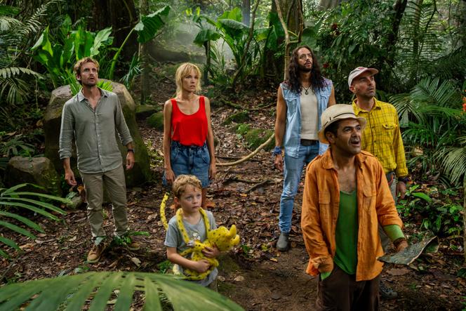 Philippe Lacheau (David), Elodie Fontan (Tess), Tarek Boudali (Ricky), Julien Arruti (Stéphane Buisson), Corentin Guillot (Léo) et Jamel Debbouze (Pablito Camaron), dans « Marsupilami », de Philippe Lacheau.