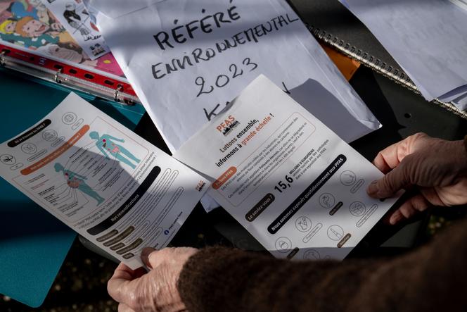 Tracts d’information du collectif citoyen PFAS contre Terre, à Oullins (Rhône), le 30 janvier 2026.