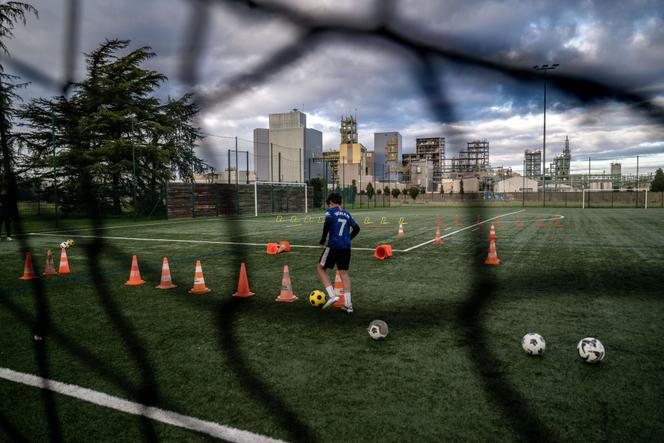 Le stade du Brotillon, près de l’usine Arkema, à Pierre-Bénite (Rhône), le 30 janvier 2026.