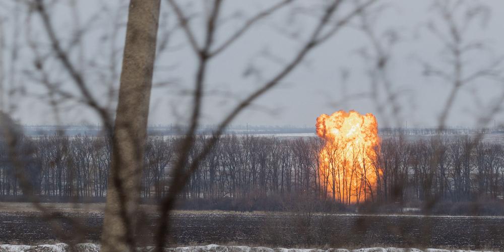 Une explosion survient après une frappe de drone dans un lieu non divulgué de l’est de l’Ukraine, le 28 janvier 2026. - - / AFP