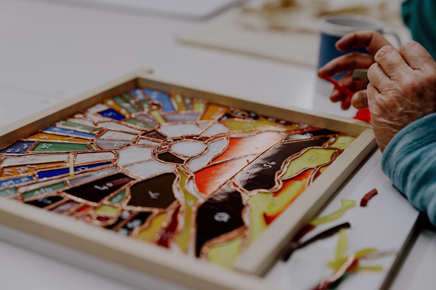 Les vitraillistes du dimanche : « La coupe des pièces, c’est ce qui prend le plus de temps »