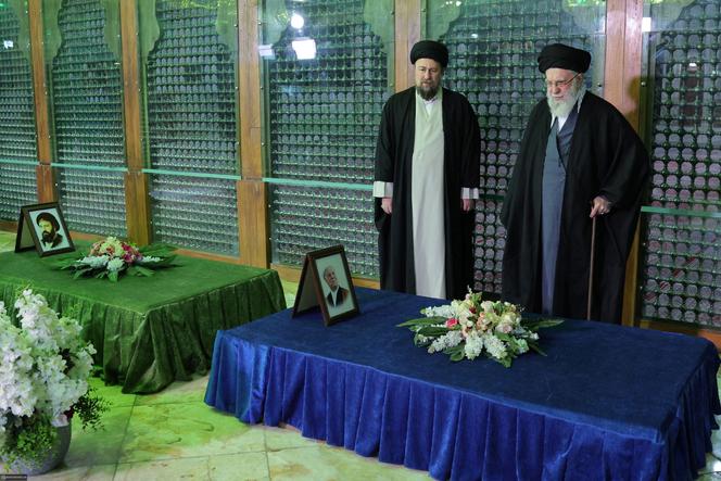 Ali Khamenei et le petit-fils de l’ancien fondateur de la République islamique, Ruhollah Khomeyni, prient devant la tombe de l’ancien président Akbar Hachémi Rafsandjani, à Téhéran, samedi 31 janvier 2026.