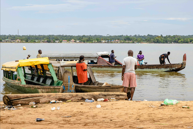 Des bateaux fluviaux sur la rive du fleuve Maroni, en Guyane française, le 13&nbsp;octobre 2022.