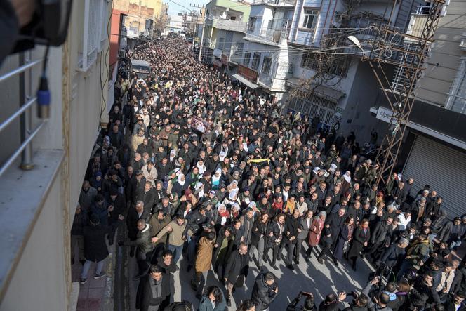 Manifestation du Parti pour l’égalité des peuples et la démocratie (DEM), parti prokurde, contre l’offensive des forces gouvernementales syriennes contre les forces kurdes, près du poste frontière de Nusaybin à Mardin, à la frontière turco-syrienne, en Turquie, le 20 janvier 2026.