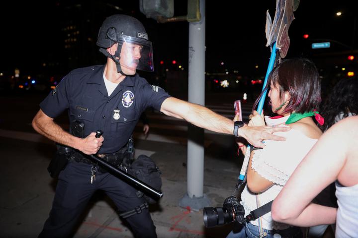 Devant le centre de détention métropolitain de Los Angeles, le 30 janvier 2026.