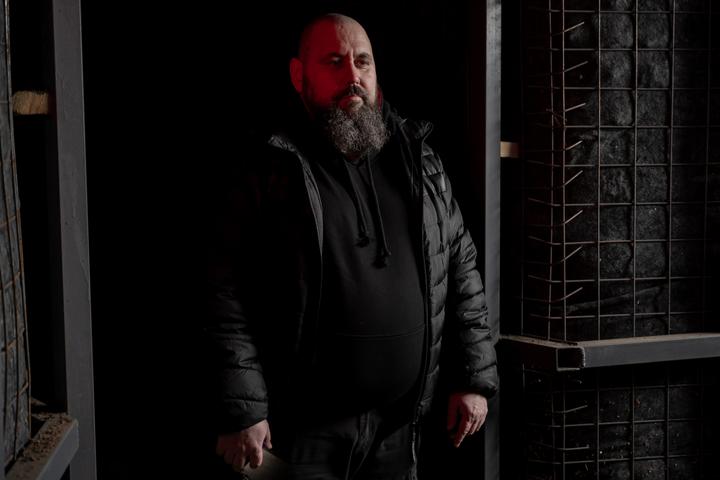 Oleksandr, officier de presse du DSST, l’une des deux branches du génie militaire ukrainien, dans la région de Zaporijia (Ukraine), le 27 janvier 2026.