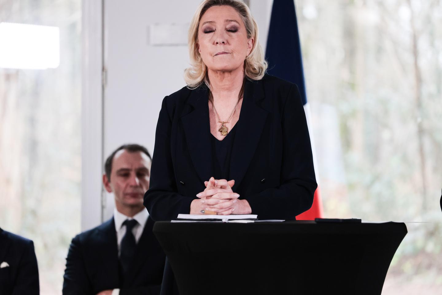 Marine Le Pen : prévenue la semaine, cheffe de parti le week-end, la double vie de la leader du RN