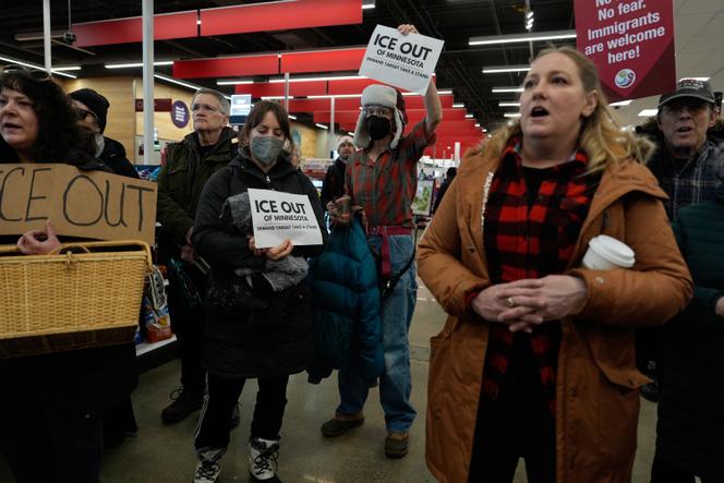 Des personnes se rassemblent lors d’une manifestation devant un magasin Target, samedi 31 janvier 2026 à Minneapolis. 