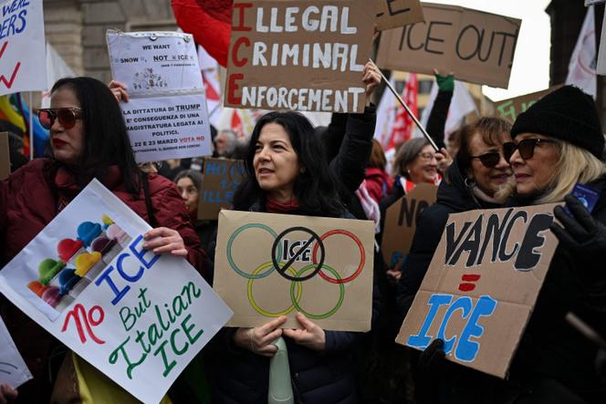 Des personnes participent à une manifestation contre l’agence américaine de contrôle de l’immigration et des douanes (ICE) avant les Jeux olympiques de Milan-Cortina 2026, dans le nord de l’Italie, le 31 janvier 2026.