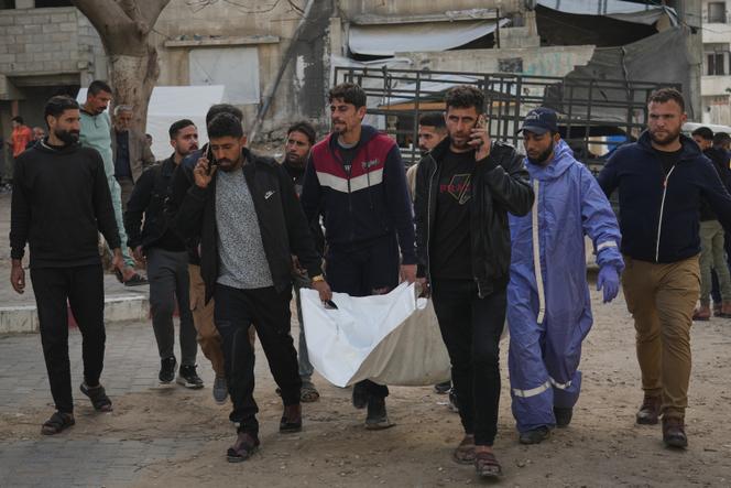 Les corps de Palestiniens tués lors d’une frappe de l’armée israélienne contre un poste de police sont transportés vers l’hôpital Al-Shifa de Gaza, le 31 janvier 2026.