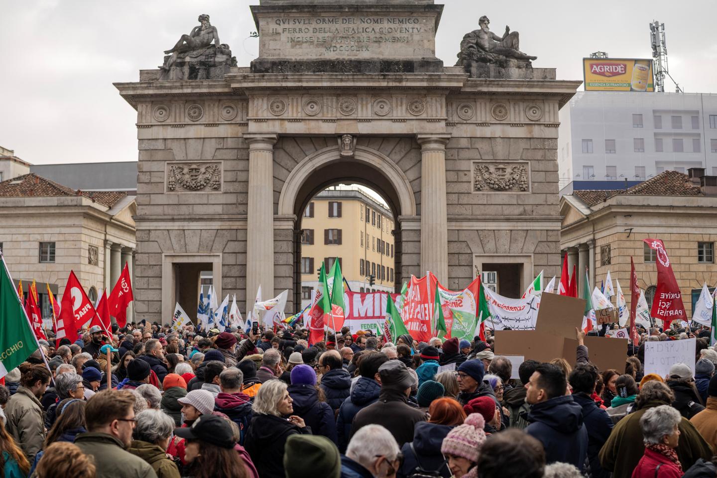 A Milan, des centaines de personnes manifestent contre la venue d’agents américains de l’ICE aux Jeux olympiques