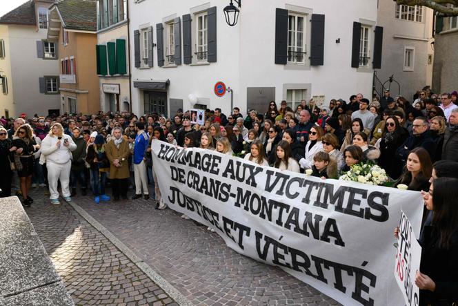 Une marche a été organisée à la mémoire des victimes du tragique incendie de Crans-Montana, à Lutry, près de Lausanne, le 31 janvier 2026.