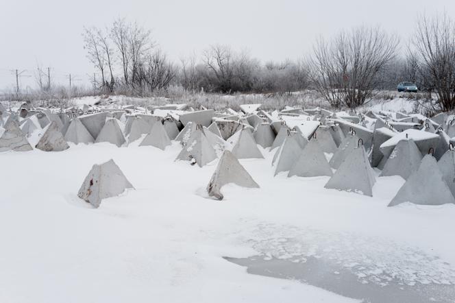 «&nbsp;Dents de dragon&nbsp;» utilisées par l’armée ukrainienne pour construire des lignes de défense, le long de la route reliant Zaporijia à Pavlohrad, dans la région de Zaporijia (Ukraine), le 22&nbsp;janvier&nbsp;2026. 