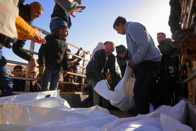 Les corps de personnes tuées lors d’un bombardement aérien de l’armée israélienne, à Khan Younès, dans le sud de la bande de Gaza, le 31 janvier 2026.