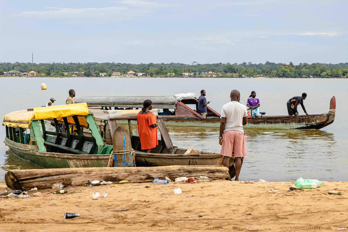 En Guyane, quatre personnes ont disparu après le chavirement d’une pirogue sur le fleuve Maroni En Guyane, quatre personnes ont disparu après le chavirement d’une pirogue sur le fleuve Maroni