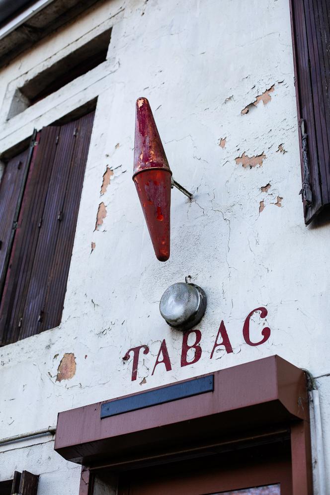 Bar tabac fermé au bord de la déparmentale 74, à Noyers (Haute-Marne).