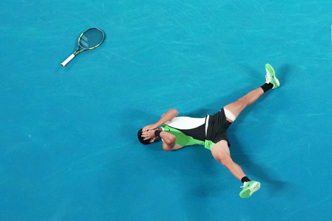 Carlos Alcaraz após a vitória na final individual masculina do Aberto da Austrália, em Melbourne, no dia 1º de fevereiro de 2026.