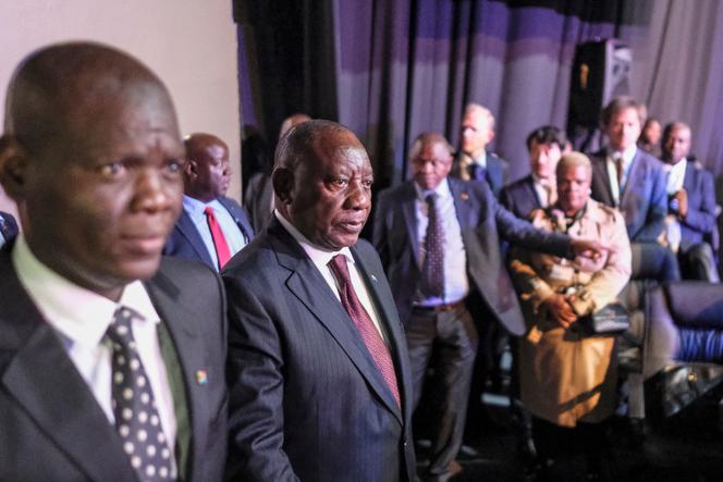 Le ministre sud-africain des affaires étrangères, Ronald Lamola (à gauche), et le président sud-africain, Cyril Ramaphosa (au centre), lors d’une réunion des ministres des affaires étrangères du G20, Johannesburg (Afrique du Sud), le 20 février 2025.