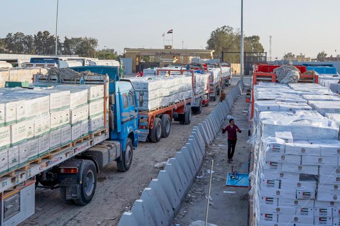 Des camions transportant de l’aide humanitaire font la queue pour entrer au poste-frontière égyptien de Rafah, avant d’être inspectés par les autorités israéliennes avant de pénétrer dans la bande de Gaza, à Rafah, en Égypte, le dimanche 1er février 2026.