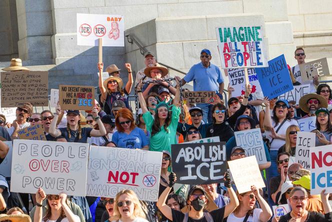 Manifestantes protestam contra o ICE em frente à Prefeitura de Los Angeles, Califórnia, em 31 de janeiro de 2026.
