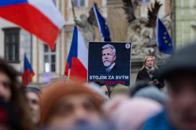 Des manifestants participent à un rassemblement de soutien au président tchèque, Petr Pavel, à Prague (République tchèque), le 1er février 2026.