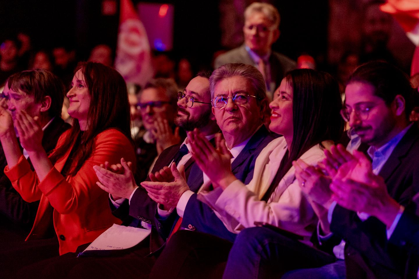 Jean-Luc Mélenchon confirme son soutien à la Jeune Garde lors d’une conférence de presse triée sur le volet