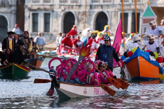 L’anneau olympique recouvert de rose sur le bâteau-dragon des Pink Lioness, association qui aide les proches de malades atteints de cancer, sur le Grand Canal lors de la traditionnelle parade de la fête de l’eau du carnaval de Venise (Italie), le 1ᵉʳ février 2026.