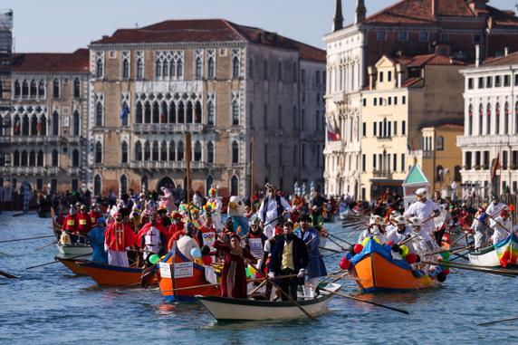 Lors de la parade de la fête de l’eau, au carnaval de Venise (Italie), le 1ᵉʳ février 2026.