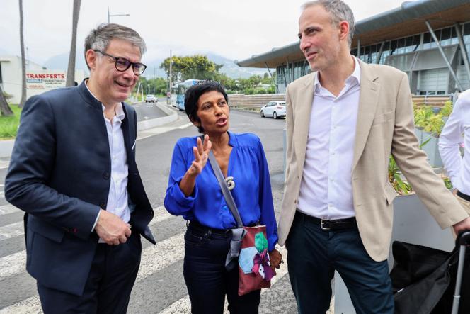 The socialist mayor of Saint-Denis de La Réunion, Ericka Bareigts, surrounded by the first secretary of the Socialist Party, Olivier Faure, and the co-president of Place publique, Raphaël Glucksmann, at Roland-Garros airport in Saint-Denis de La Réunion, on April 19, 2024.