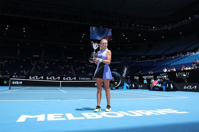 La Française Ksenia Efremova pose avec le trophée de l’Open d’Australie après sa victoire contre la Russe Ekaterina Tupitsyna lors de la finale du simple junior féminin, à Melbourne, le 1er février 2026.