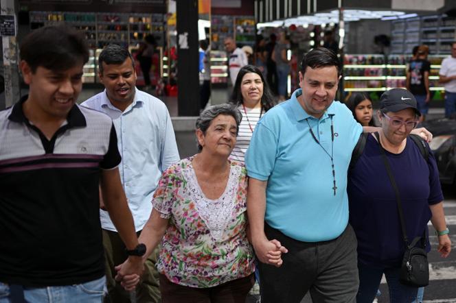 Le militant vénézuélien pour les droits humains Javier Tarazona marche avec sa famille après avoir été libéré du centre de détention de l’Helicoïde, à Caracas (Venezuela), dimanche 1er février 2026. 