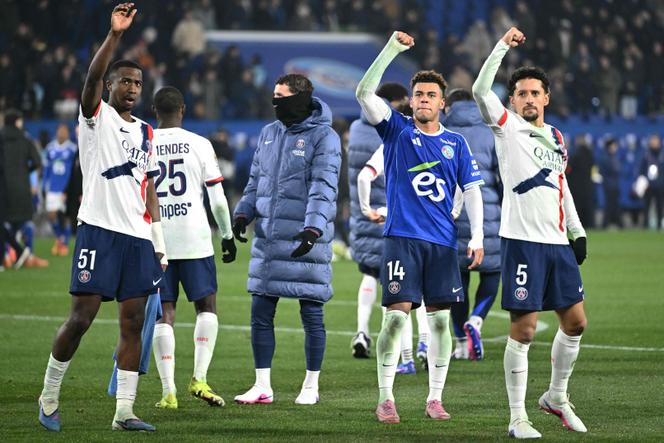 Le défenseur du PSG Willian Pacho, le milieu de terrain Désiré Doué et le défenseur Marquinhos célèbrent leur victoire lors du match de football de L1 entre le RC Strasbourg Alsace et le PSG au Stade de la Meinau à Strasbourg, le 1er février 2026.
 (Photo by SEBASTIEN BOZON / AFP)
