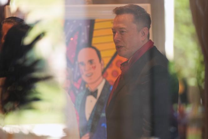 Elon Musk arrive au club Mar-a-Lago, à Palm Beach (Floride), le 1ᵉʳ février 2026.MARK SCHIEFELBEIN/AP