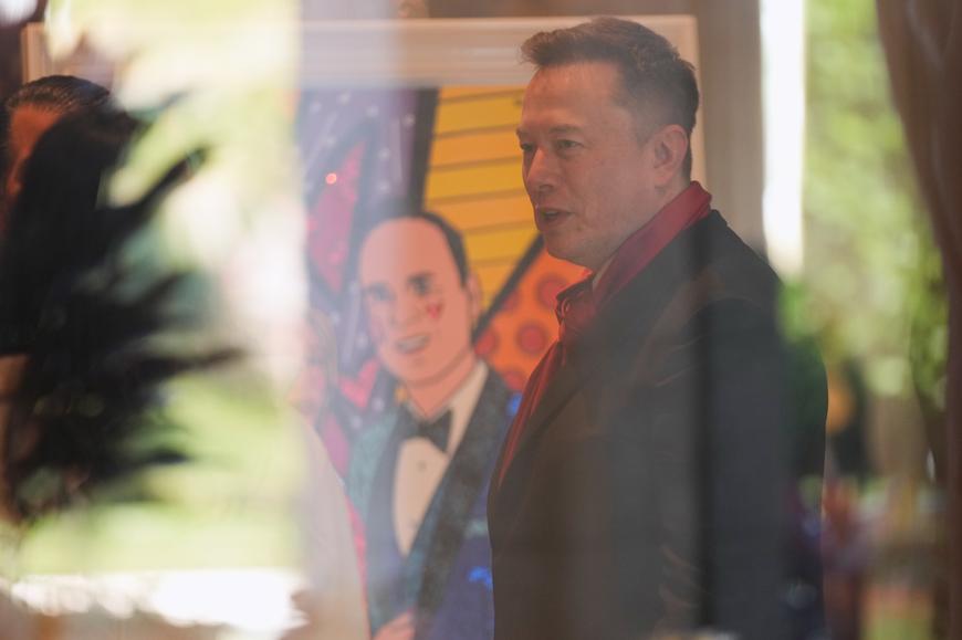 Elon Musk arrive au club Mar-a-Lago, à Palm Beach (Floride), le 1ᵉʳ février 2026.