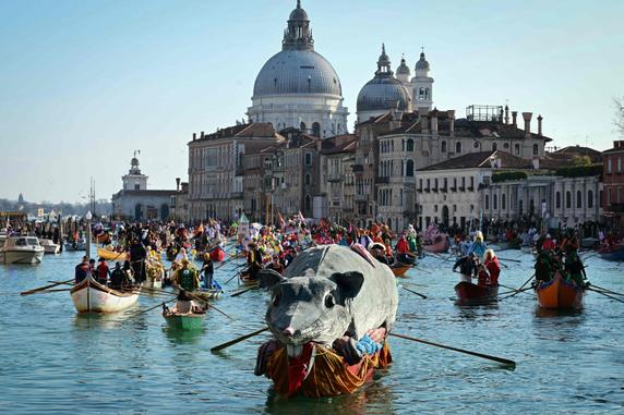 « Pantegana », un rat en papier maché, emblématique de la parade de la fête de l’eau, à Venise (Italie), le 1ᵉʳ février 2026.