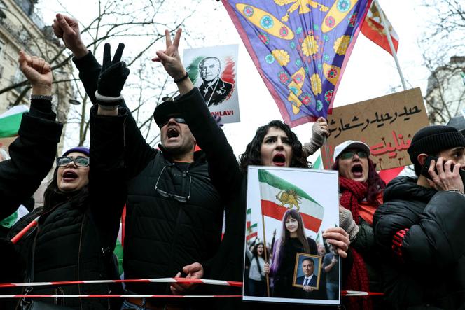 Des manifestants scandent des slogans lors d’une marche pour l’Iran en soutien au peuple iranien, organisée par des royalistes et des partisans du fils du dernier chah d’Iran, Mohammad Reza Pahlavi, place Vauban, à Paris, le 1ᵉʳ février 2026.