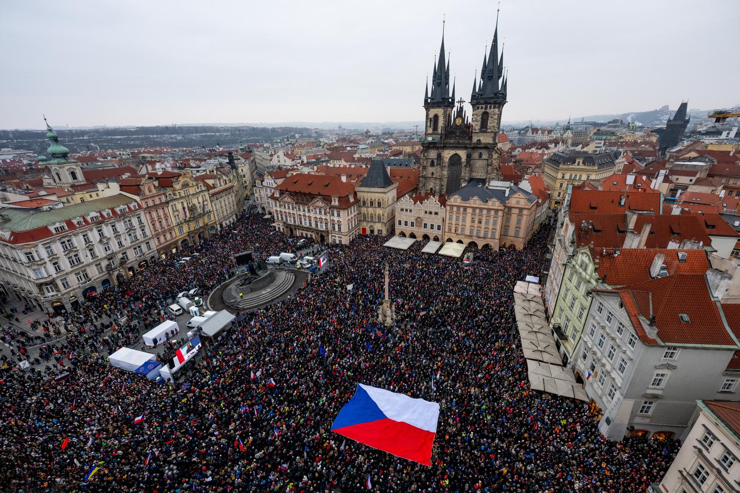 Des milliers de Tchèques dans la rue pour soutenir le président face au gouvernement