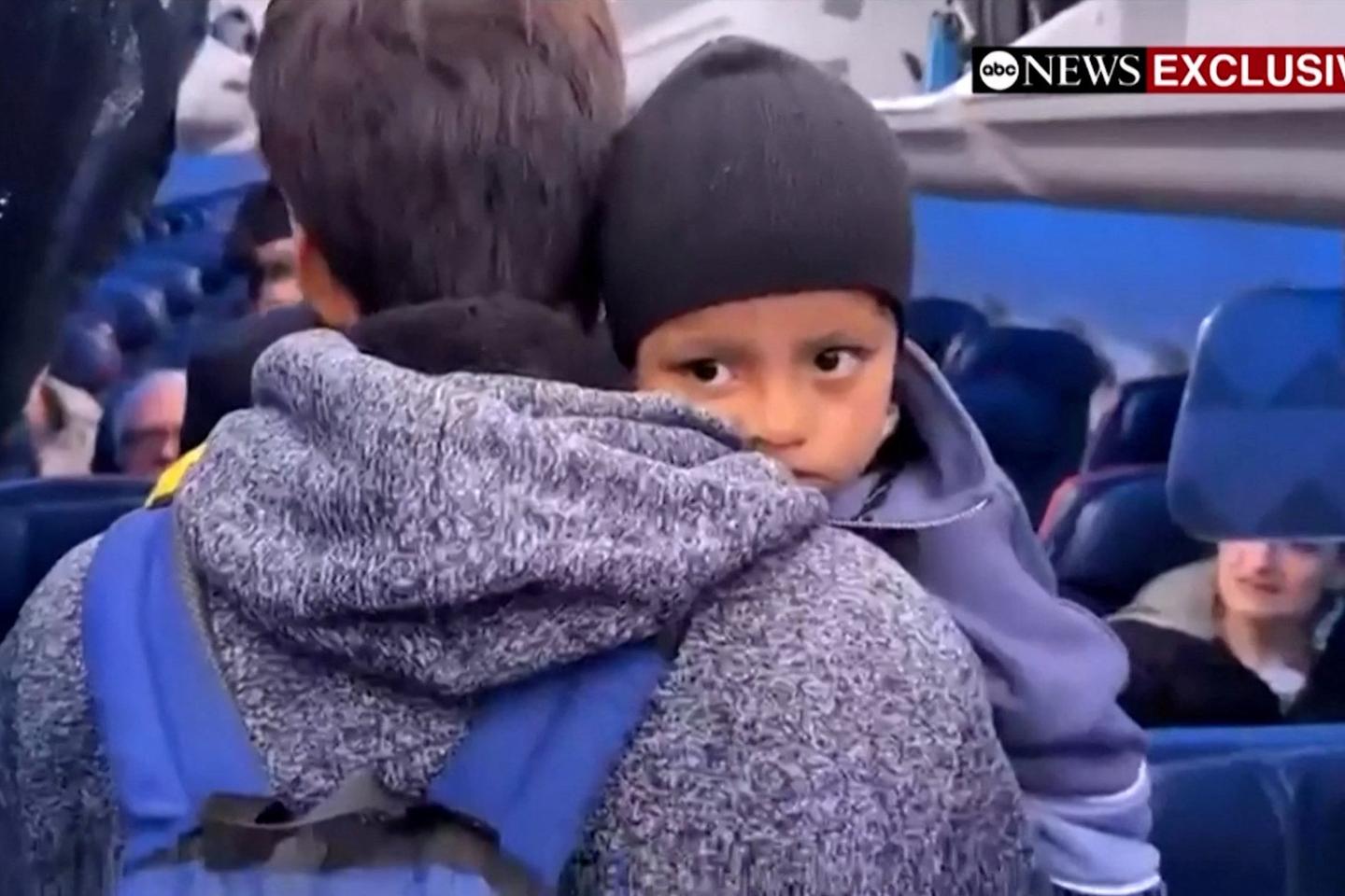 Le petit Liam Conejo Ramos de retour à Minneapolis après plus d’une semaine de détention