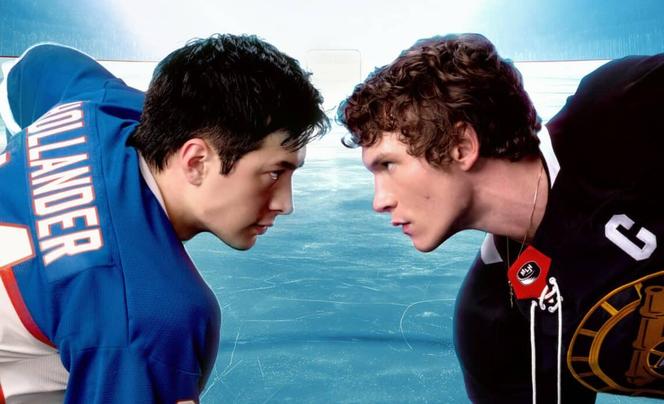 Le Canadien Shane Hollander (Hudson Williams) et le Russe Ilya Rozanov (Connor Storrie) dans la série « Heated Rivalry », de Jacob Tierney. 