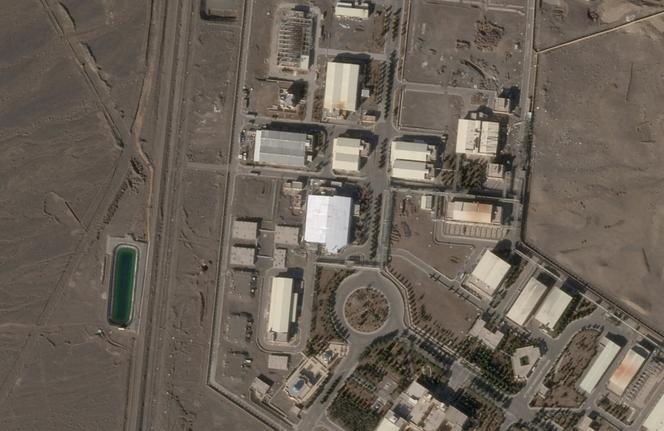 Une image satellite&nbsp;montre un nouveau toit recouvrant un bâtiment précédemment détruit (au centre), sur le site nucléaire de Natanz (Iran), le 30&nbsp;janvier&nbsp;2026.